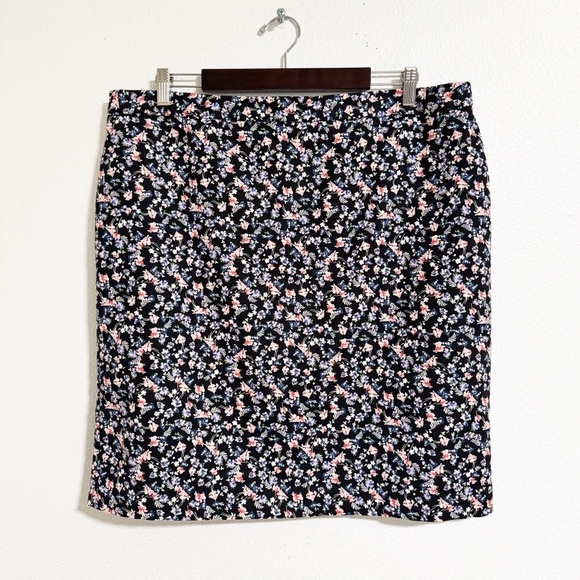 Liz Claiborne Dresses & Skirts - Liz Claiborne Career Floral Pencil Skirt